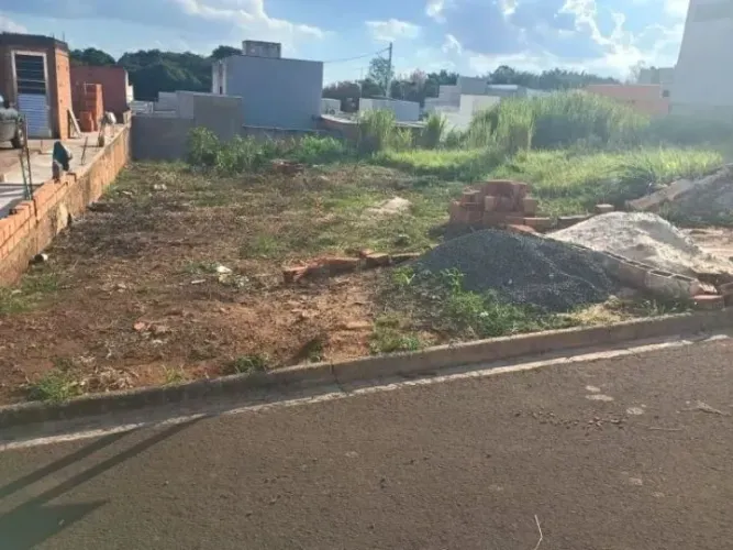 Terreno á venda no bairro Parque dos Girassóis em Cosmópolis/SP.