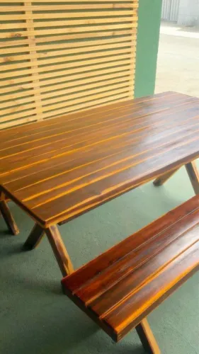Mesa rústica com bancos