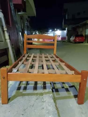 Cama de solteiro em  madeira maciça 