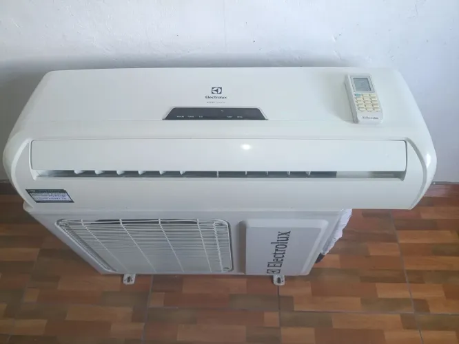 Vendo split Eletrolux turbo 12 mil btus instalado 