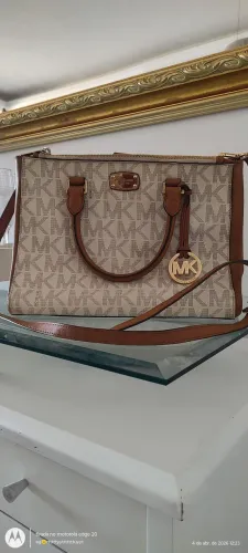Bolsa de ombro Michael Kors.