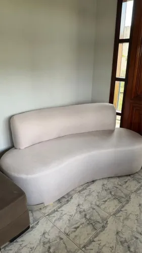 Sofá curvo 3 lugares Amsterdã 180cm linho bege