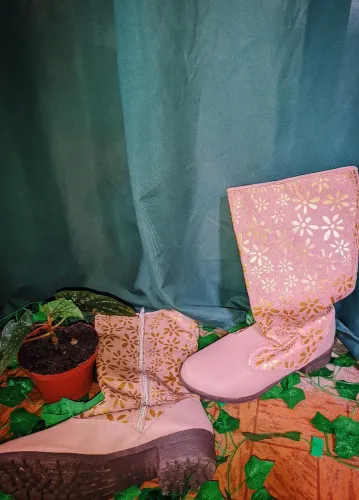Bota feminina rosa cano alto, floral.