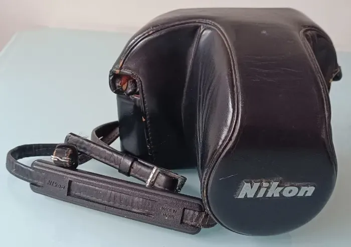 Estojo rígido (case) Nikon CH-4 em couro preto para Nikon F2