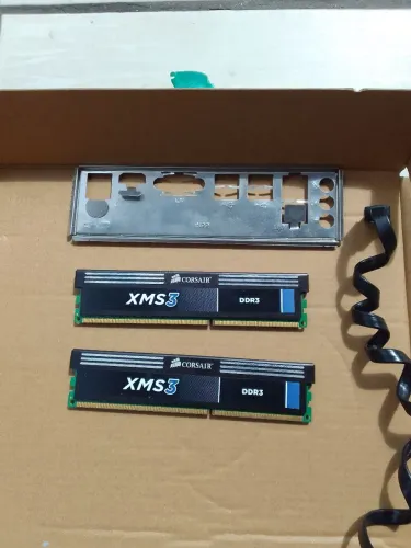 Duas Memórias Corsair 2GB cada.