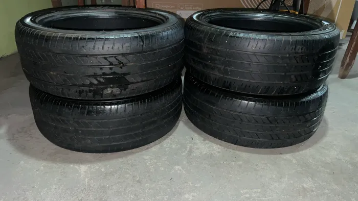 Vende-se Pneu Bridgestone - Perfil: *215/50/R17*