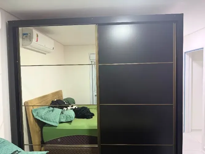 Guarda Roupas - 2m20 x 2m35 - com espelho com 2 cabideiros e gavetas - usado