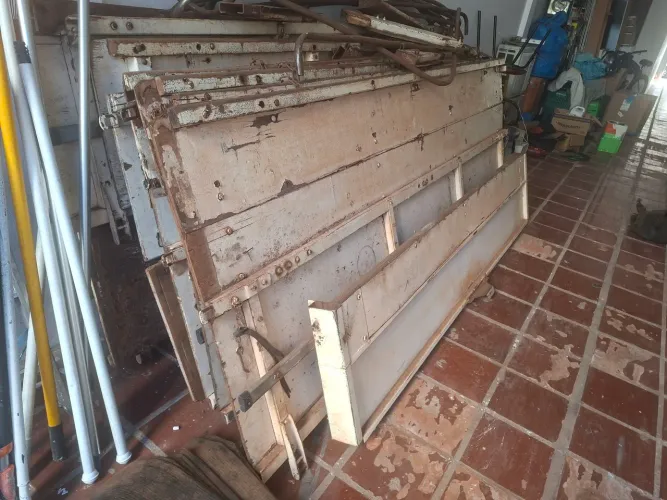 Vende-se  tampas da parte de cima de carreta graneleira guerra 