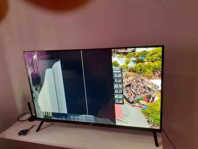 TV SMART TCL S5400AF TELA QUBRADA