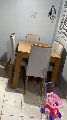 Mesa com 6 cadeiras acolchoadas 3 meses de uso