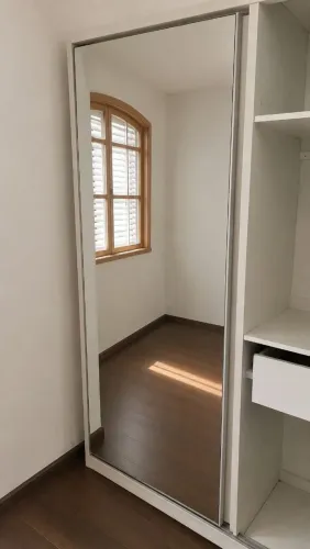 Guarda-roupa grande com portas de correr e espelho ? ótimo espaço interno.
