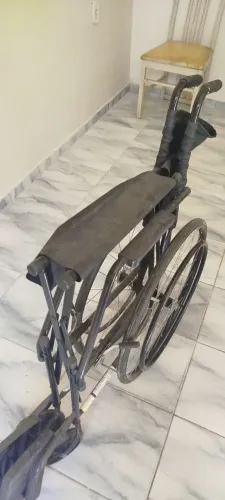 Vendo cadeira de rodas e de banho