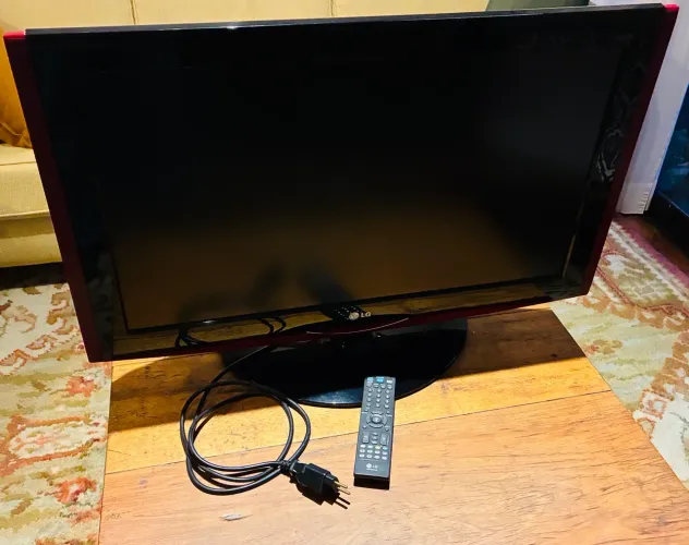 TV LG 32 - Preta com borda vermelha - 90% funcionando - Só para retirar