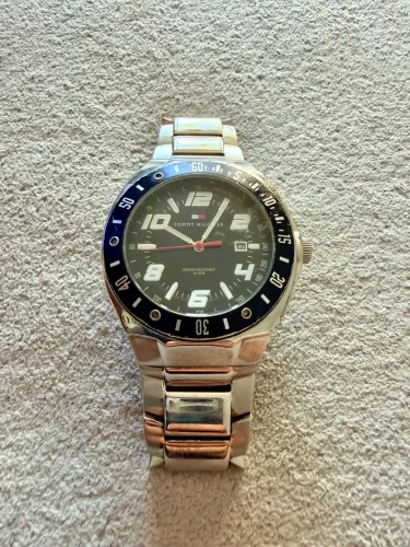 relógio masculino tommy hilfiger de aço inoxidável com mostrador preto e aro preto