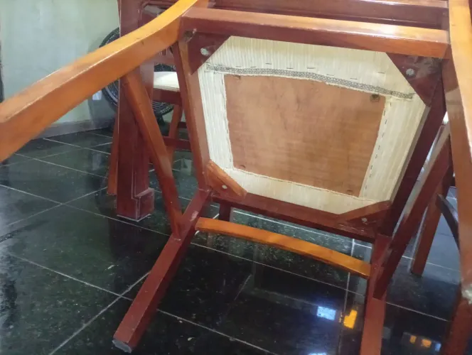 Mesa retangular tampo de vidro com seis cadeiras