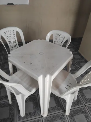 Jogo de mesa plástico com 4 cadeiras 