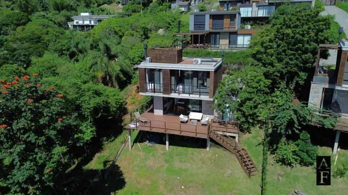 Casa à venda no bairro Praia da Ferrugem - Garopaba/SC