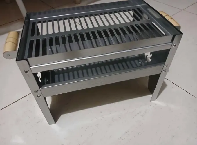 Churrasqueira Portátil Galvanizada Pequena para Carvão | Compacta e Resistente!