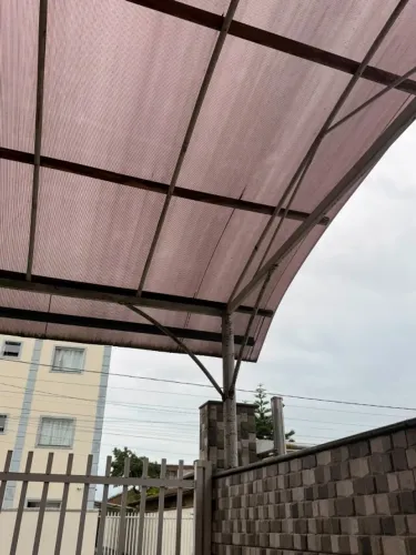 Estrutura metálica de cobertura curva