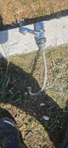Vendo essa 2.torneiras usada de ferro uma com rabixo outra sem