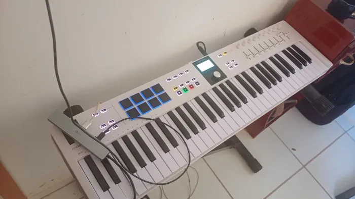 Controlador arturia Keylab 61 3 teclas com defeito na borracha