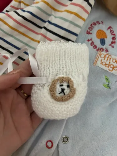 Troca de roupa de bebê de menino por de menina