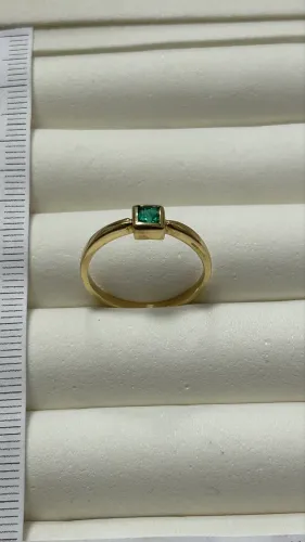 Anel ouro 18K com esmeralda 