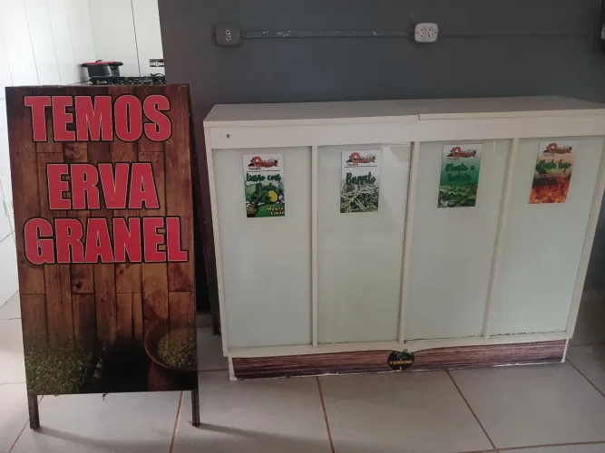 Conjunto expositor de erva e placa cavalete