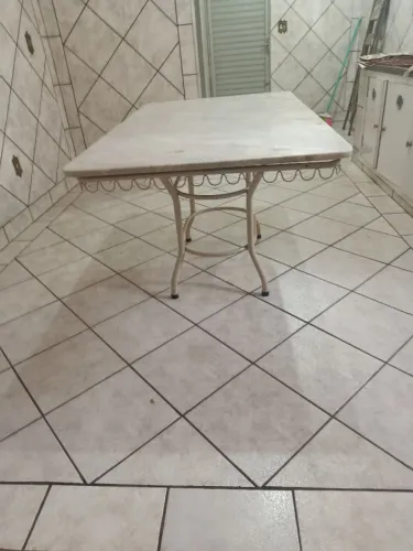 Mesa para cozinha com base de ferro com pedra de mármore 