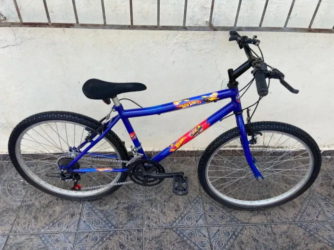 Bicicleta aro 24 infantil hot Wheels 21 marchas em Excelente estado!!
