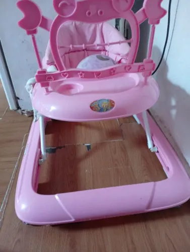 Andador infantil rosa com bandeja e brinquedos (nanajar) 