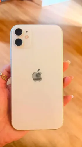 Vendo iPhone 11 branco - 64gb <br>Não tem defeito! <br><br>1.100,00 parcelo em 6x no cartão!