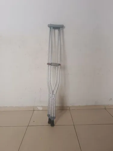 Vendo um par de Muletas chame lá *