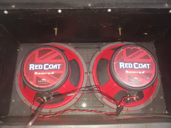 Gabinete 2x10 guitarra com eminence redcoat