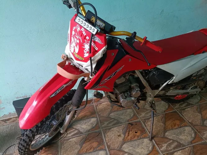 XR200 2001 Vermelha.