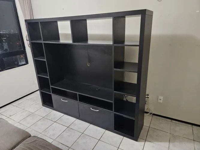 Estante modular preta com espaço para TV