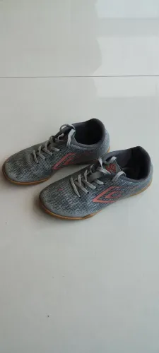 Tênis umbro tamanho 32
