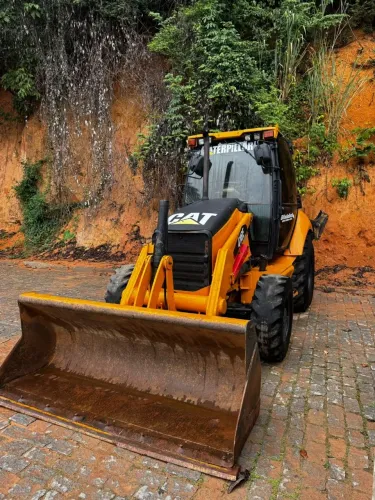 RETROESCAVADEIRA CATERPILLAR 416E