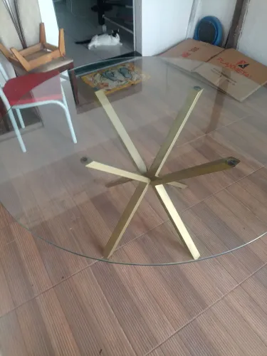 Mesa com tampo de vidro temperado e pés em Metalon 