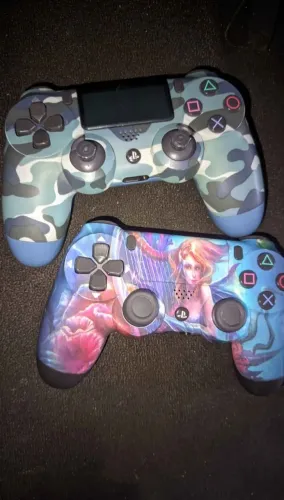 Dois controles de PS4 funcionando perfeitamente