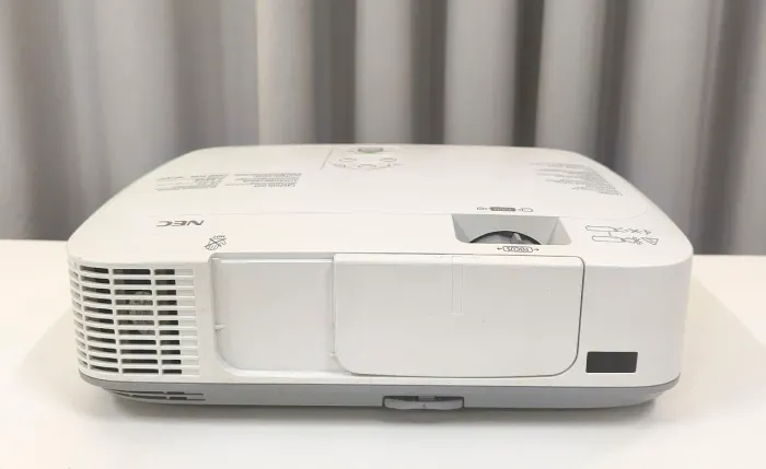 Projetor NEC M361X DE 3.600 LÚMENS SUPORTA FULL HD PROFISSIONAL PARA AMBIENTE ILUMINADO