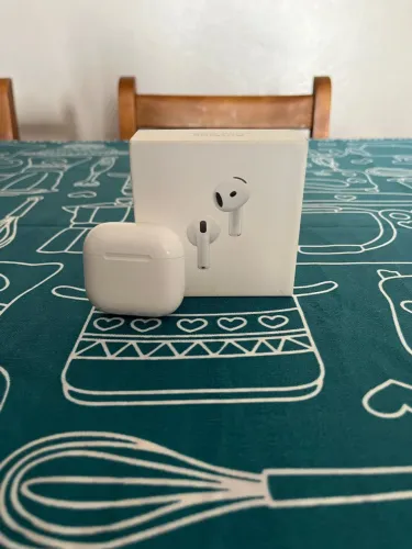 AirPods 4 com cancelamento de ruído