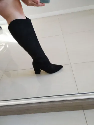 Vendo bota preta de couro camurça