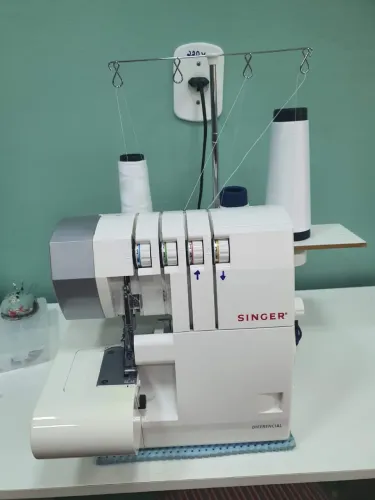 Máquina de costura doméstica overloque 3 linhas - Singer 14sh744