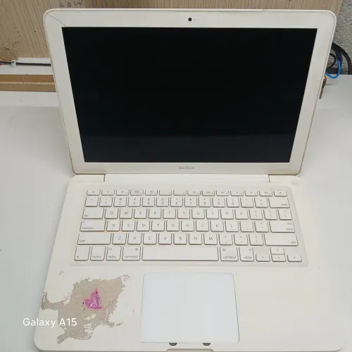 Vendo esse MAC BOOK eli liga e fica numa tela branca é só o aparelho pra peças