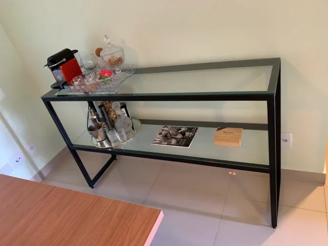 Aparador estrutura em metal e tampo em vidro 