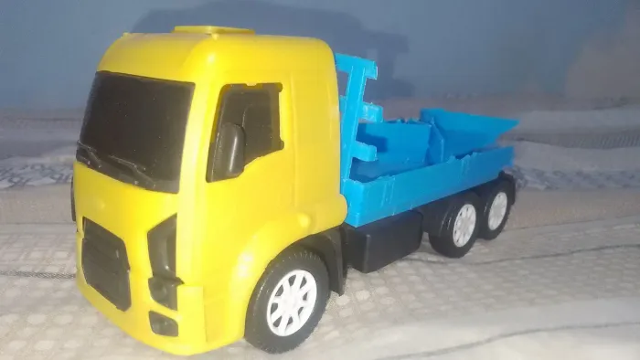 Miniatura caminhão. Está com a caçamba quebrada.