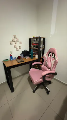 Escrivaninha com cadeira