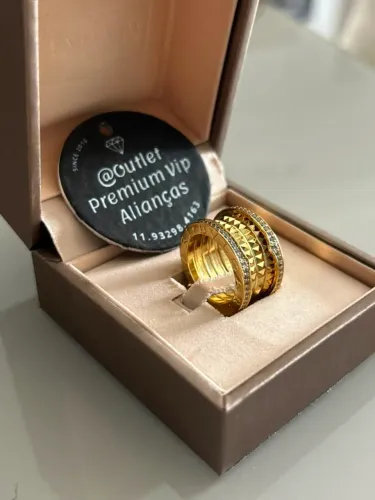 Anel bzero1 rock cravejado nas bordas dourado a unidade