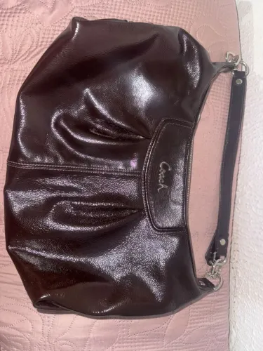 Bolsa de ombro Coach Ashley Patent Leather Hobo em couro verniz (na cor marrom escuro